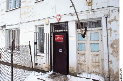 Wynajmowany przez magistrat budynek przy ul. Warszawskiej 29a już z daleka straszy swoim wyglądem