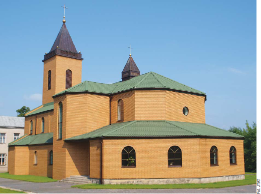 Bryła kościoła św. Urszuli Ledóchowskiej nawiązuje do stylu romańskiego